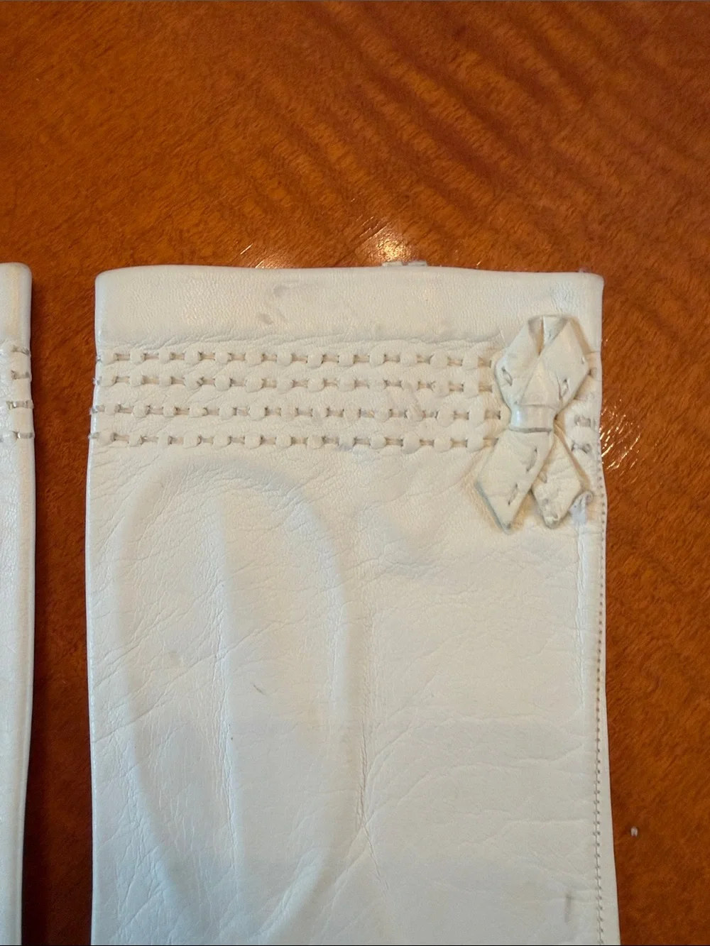 VintageClassic Women’s Cream Leather Gloves with Bow Accent small